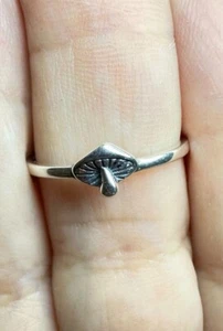 Anillo de plata esterlina minimalista de hongos caprichoso bosque encanto anillo apilable - Imagen 1 de 6