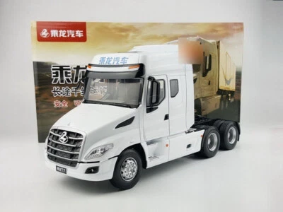 LIUQI Cltruck T7 American long head tractor trailer head heavy truck 1/24 Model - Image 1 of 4