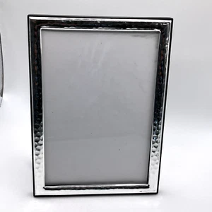 Marco de fotos Beltrami plateado estampado con hoyuelos tiene capacidad para 4" x 6" independiente - Imagen 1 de 12