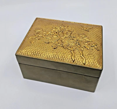 ANTIGUA CAJA JAPONESA LACADA VERDE Y ORO CON MOTIVO LOTO. Foto 1 de 4