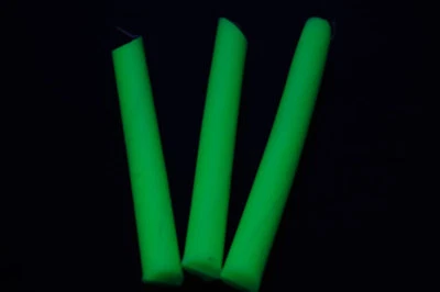 Pacote com 3 velas de gotejamento reativas luz negra verde efeitos UV festa brilho - Imagem 1 de 3