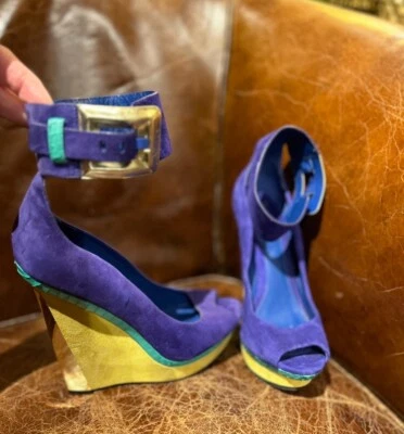 Cuñas de gamuza Brian Atwood punta de peep tacón de 5"" en oro Foto 1 de 4