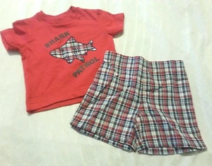 2-teiliges Jungen Shorts Set Größe 6-9 Monate rot Baby Säugling Kinder Shark Patrol - Bild 1 von 2