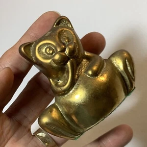 ¿Comer coreano riendo de latón vintage de 2,75"? Estatuilla de gato de dibujos animados en cuclillas - Imagen 1 de 10