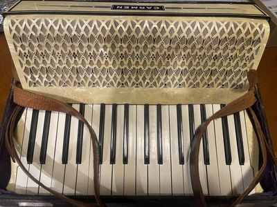 Acordeão de piano vintage Hohner Carmen III com estojo rígido - Imagem 1 de 4