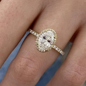 Anillo de compromiso ovalado de diamantes creado en laboratorio de 1,50 quilates conjunto de halo de oro amarillo de 14 quilates E/VS1 - Imagen 1 de 11