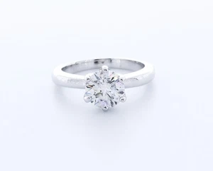 KLASSISCHER SOLITÄRRING 1,3 KT LABORGEFERTIGTER DIAMANT D/VVS2 RUNDSCHLIFF 14 K GOLD KRAPPEN - Bild 1 von 4