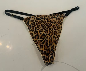 Victoria's Secret SEHR SEXY Tanga Höschen Leopard Satin "V" Hardware Medium neu mit Etikett - Bild 1 von 6