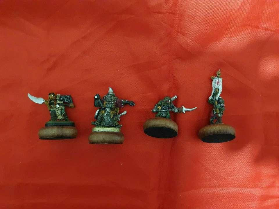 SIGNORE DEGLI ANELLI-28 MM-ESERCITO DEGLI ORCHI-4 FIGURE CON BASETTE IN LEGNO - Immagine 1 di 1