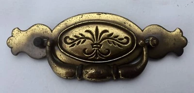 Старинный винтажный латунный колониальный ящик для поручней Chippendale 4,5 дюйма в центре - Изображение 1 из 4