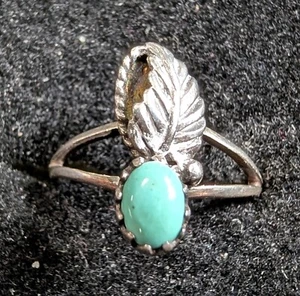 Vintage Navajo Turquoise Sterling Silver Leaf & Wire Ladies Ring Size 5 or 7 - Picture 1 of 5