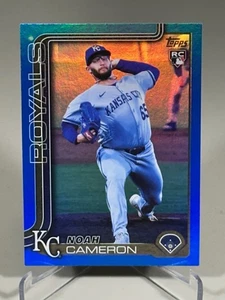 Aggiornamento Topps 2025 #US65 Noah Cameron Blue Rainbow Foil 75/150 (RC) - Foto 1 di 3