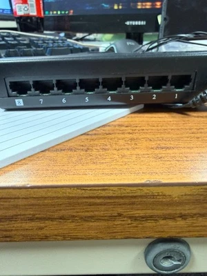8 Port 100 MB Switch - Image 1 of 3