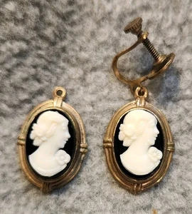 Orecchini pendenti cammeo bianco e nero vintage - Foto 1 di 3