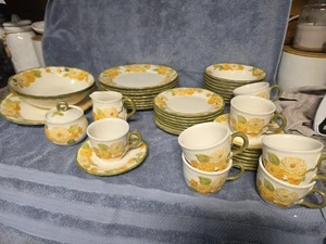 Metlock Poppytrail Zinnia Complete Set Of 8 Place Tableware And Servers - Picture 1 of 9