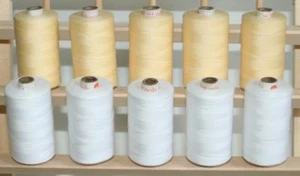 10 LARGE WHITE & ECRU 3PLY 1000M QUILTING SEWING THREAD - Picture 1 of 1