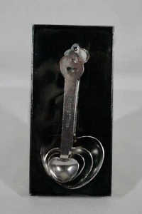NOVELTY 4 PC HEART SHAPED STAINLESS STEEL MEASURING SPOONS GIFT SET NEW IN BOX - Picture 1 of 8