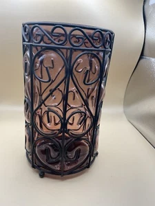 Handgeblasenes rosa Glas/Schwarz Schmiedeeisen Käfig Kerzenhalter Vase 9"" Fuß MCM - Bild 1 von 10