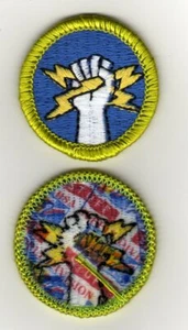 "Insignia de mérito de electricidad, tipo J ""Cosas Scout"" trasera (2002-10), ¡como nueva! - Imagen 1 de 1