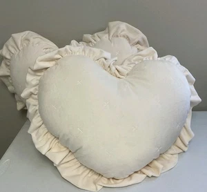 Juego de 2 almohadas de lanzamiento de umbral blancas en forma de corazón 24 pulgadas x 20 pulgadas - Imagen 1 de 6