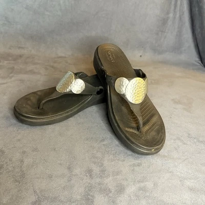 Sandálias tanga Crocs Sanrah feminina W7 preta metal martelado chinelos conforto - Imagem 1 de 4