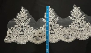CAJE RIBETE BLANCO 8" ANCHO POR LENTEJUELAS TRANSPARENTES RE-BORDADO - Imagen 1 de 3