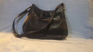 Bolso de mano Liz Claiborne negro con correa ajustable y detalles plateados - Imagen 1 de 2
