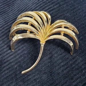 Vintage Crown Trifari Palm Tree Leaf Brooch Pin 3D Gold Tone - Picture 1 of 7