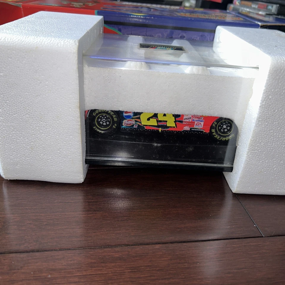 Revell 2001 NASCAR #24 Dupont / Winston Cup Championship Jeff Gordon Monte Carlo