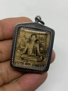 Foto medaglione di amuleto tailandese PU Thiang Nummana con vecchia cornice Yan dimensioni piccole fortuna. - Foto 1 di 10