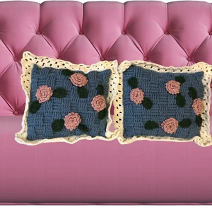 Kissen - Grannycore Boho - gehäkelt blau mit rosa Blumen (2er Set) Handarbeit - Bild 1 von 10