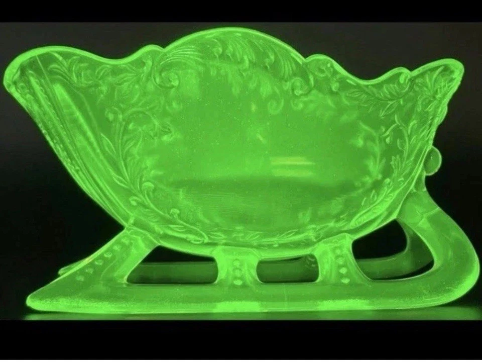 WESTMORELAND Uranium Vaseline Santa sleigh