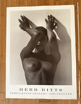 Póster de colección de la galería Herb Ritts Fahey Klein 1988 Naomi con los brazos levantados Foto 1 de 4