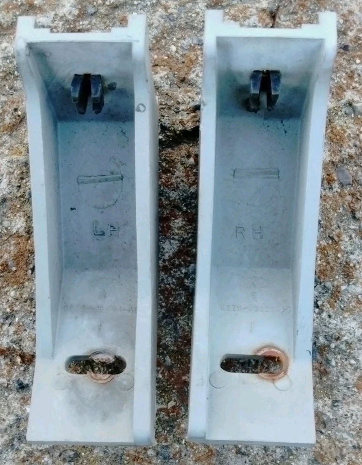 Ford Ranger Bronco II 1983-1988 - Par de soportes de montaje en parrilla delantera inferior Foto 1 de 2