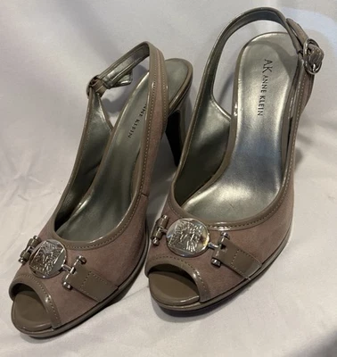 AK ANN KLEIN iflex Open Toe High Heel Stiletto Sandals 4" Taupe Logo Medallion 8 - Image 1 of 4