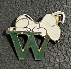 SNOOPY Pin Badge LETTER W Green - Picture 1 of 2