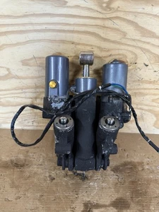YAMAHA 4-STROKE F200 F225 F250 hp OUTBOARD BOAT MOTOR TILT & TRIM UNIT ASSEMBLY - Picture 1 of 10