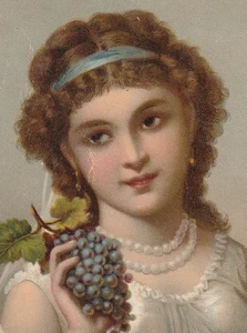 Pequeño inodoro victoriano cromado estampado mujer joven tiene uvas y otras frutas 5,75x4 - Imagen 1 de 3