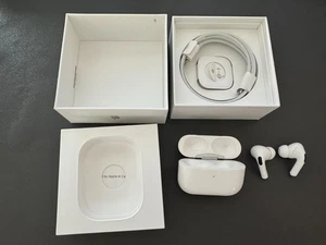 Airpods Pro 2ème génération d'occasion avec étui de charge sans fil (USB-C) Excellent - Photo 1 sur 7