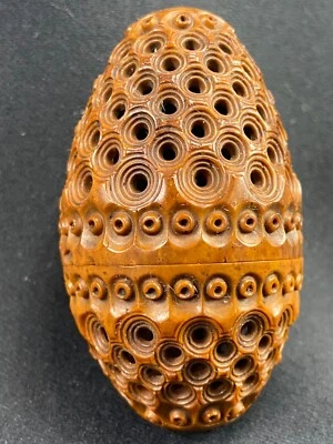 Travail de forçat XIXe porte-chapelet boite oeuf en corozo richement sculpté - Photo 1/4