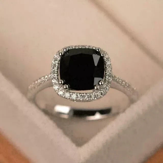 Anillo de compromiso con halo cojín de 3 quilates diamante negro simulado chapado en oro blanco de 14 quilates Foto 1 de 4