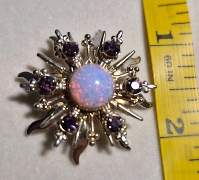 Broche púrpura estrás y vidrio rosa gelatina ópalo como centro Starburst Foto 1 de 4
