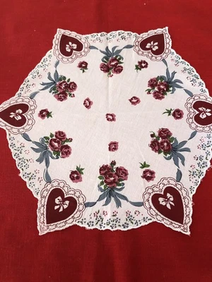 PAÑUELO HANKIE VINTAGE - SAN VALENTÍN - REDONDO CON CORAZONES Y FLORES Foto 1 de 4