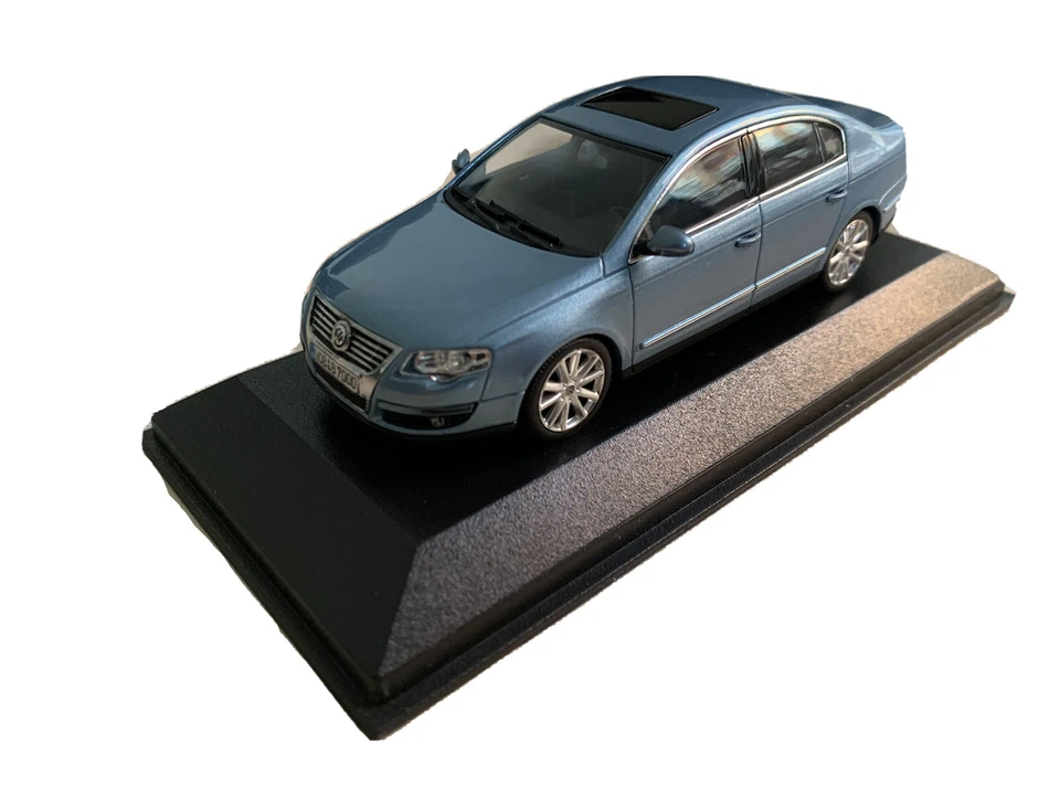 Minichamps 1/43 VW Passat - blu chiaro Met. - Dealer Edition 2005 - 3C0099300Y7R