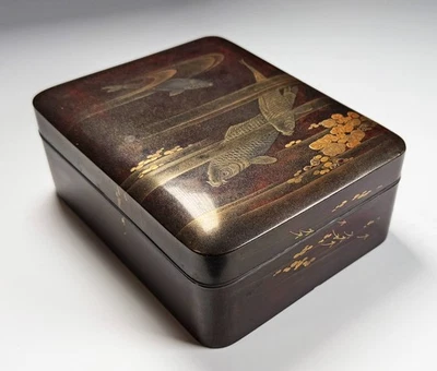 Antigua caja cubierta de laca japonesa con peces Foto 1 de 4