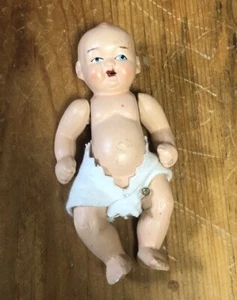 Bambola Giappone Occupato con Pannolino, Porcellana Bisque Snodata Corda 4 1/2" Alta - Foto 1 di 4