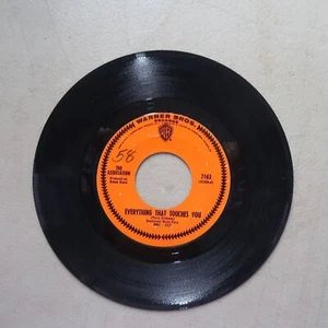 THE ASSOCIATION EVERYTHING THAT TOUCHES YOU/WE LOVE US WARNER VINYL 45 VG 19-12 - Picture 1 of 2