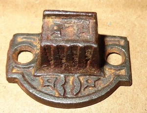 VINTAGE KLEINER VERZIERTER ALTER METALLRIEGEL Schloss Halter Verschluss Schließblech 1-3/8" breit - Bild 1 von 6