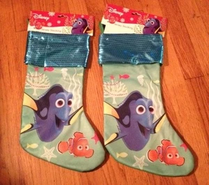 2 NEU MIT ETIKETT NEUE DISNEY FIND NEMO JERSEY FROHE WEIHNACHTEN STRÜMPFE MIT PAILLETTEN MANSCHETTE - Bild 1 von 3