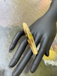 Fabulous Vintage Trifari Bar Brooch - Marbled Cream Lucite & Gold Tone Metal - Picture 1 of 5